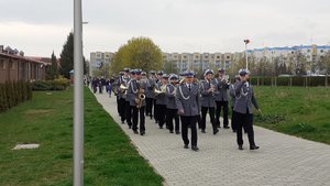 Zdjęcie przedstawia muzyków orkiestry policyjnej