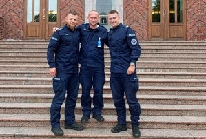 trzech policjantów na schodach