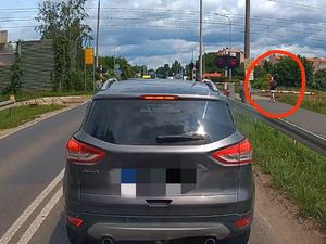 pieszy przechodzi przez szlaban jak jest czerwone światlo
